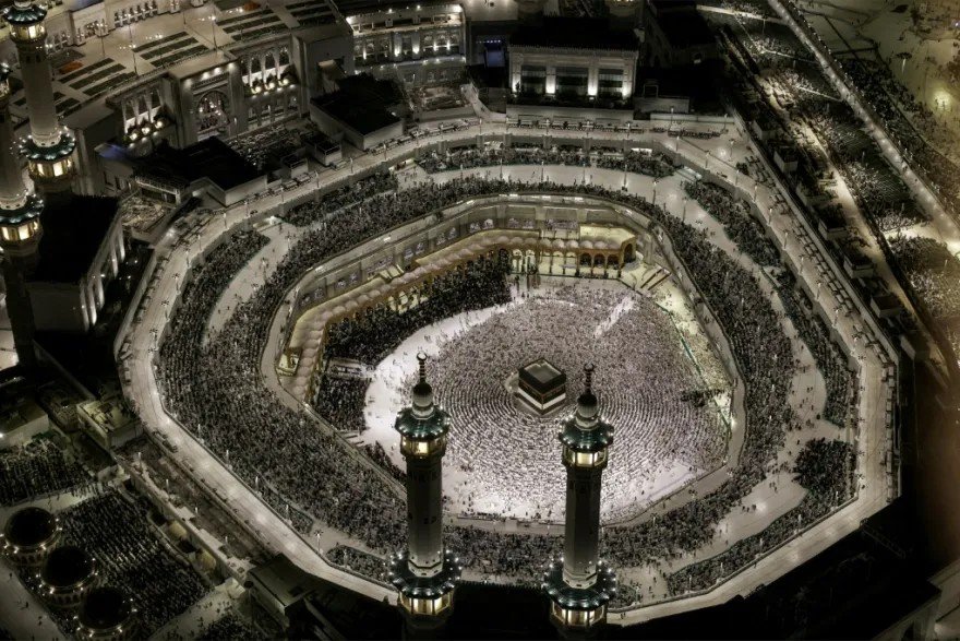توافد الحجاج إلى مكة وسط تدابير أمنية مشددة وتحذيرات من ارتفاع درجات الحرارة