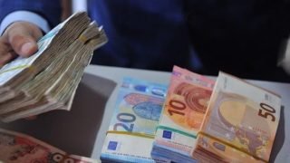 تحويلات مغاربة الخارج تتراجع طفيفًا في بداية 2025 رغم الأداء القوي لسنة 2024