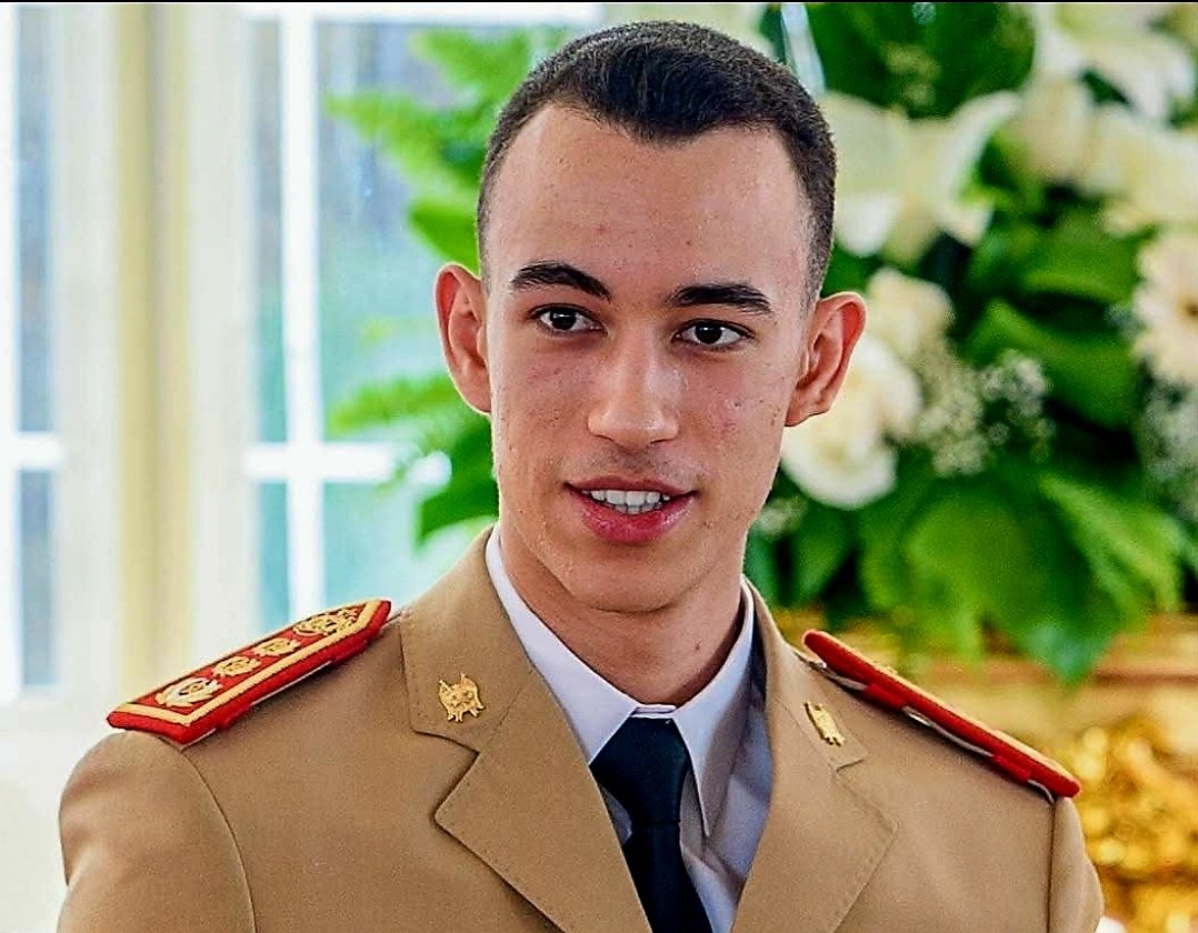 ولي العهد الأمير مولاي الحسن يترأس حفل تخرج فوجي السلك العالي للدفاع وسلك الأركان بالقنيطرة