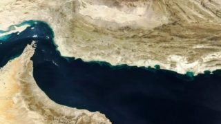 إيران تلوّح بإغلاق مضيق هرمز وواشنطن تحذر من “الانتحار