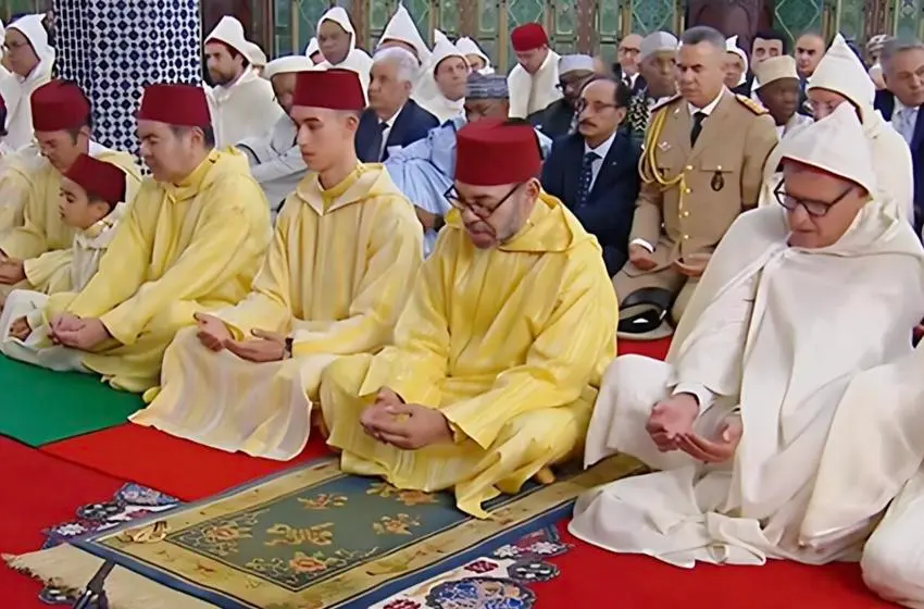 أمير المؤمنين يؤدي صلاة عيد الأضحى المبارك بمسجد الحسن الثاني بتطوان و يتقبل التهاني بهذه المناسبة السعيدة