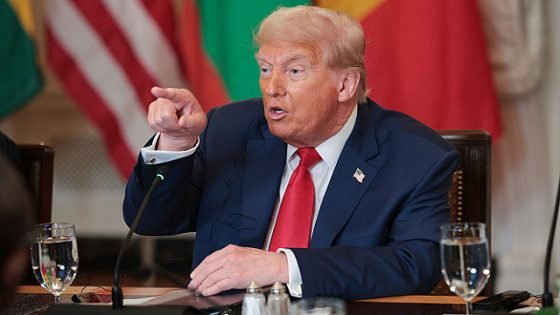 ترامب يلوّح برسوم 30% على واردات المكسيك والاتحاد الأوروبي