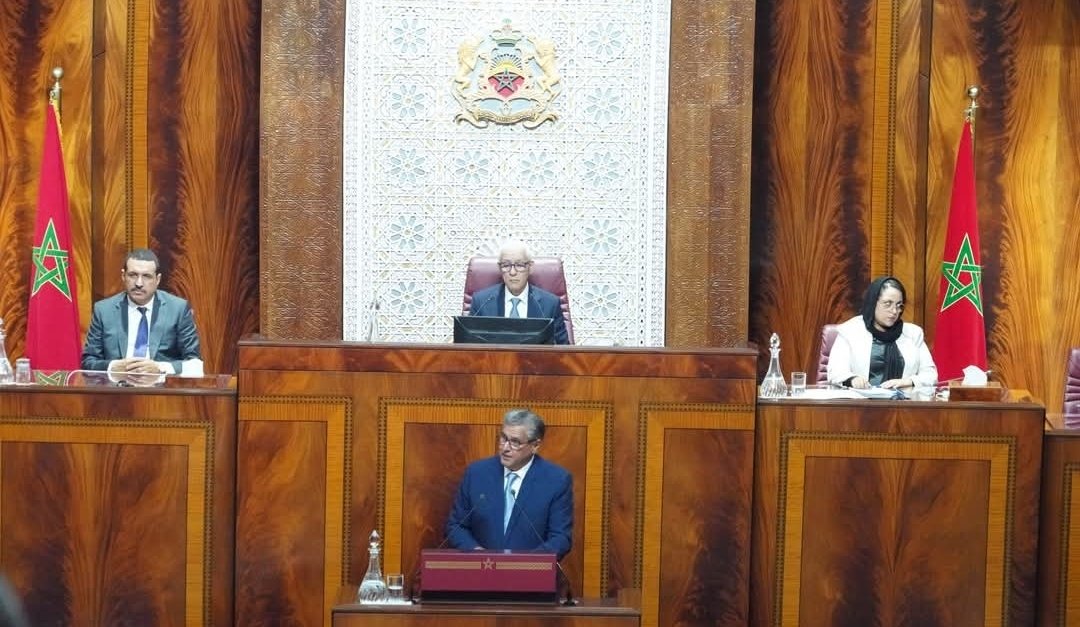 رئيس الحكومة يرد على انتقادات المعارضة بشأن تعيينات رجال الأعمال