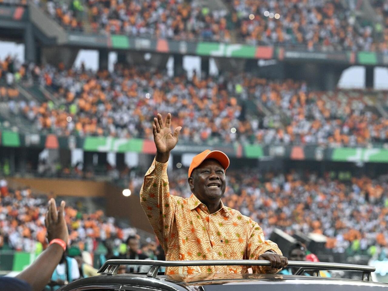 واتارا يتعهد بانتخابات سلمية وسط جدل حول ترشحه لولاية رابعة