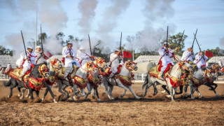 التبوريدة… فن مغربي عريق يمزج الفروسية بالروحانية والفخر(صحيفة أرجنتينية)