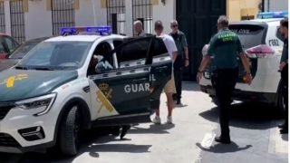 قارب مهاجرين يربك شاطئا سياحيا في غرناطة.. والسلطات توقف 9 أشخاص