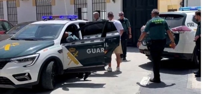 قارب مهاجرين يربك شاطئا سياحيا في غرناطة.. والسلطات توقف 9 أشخاص