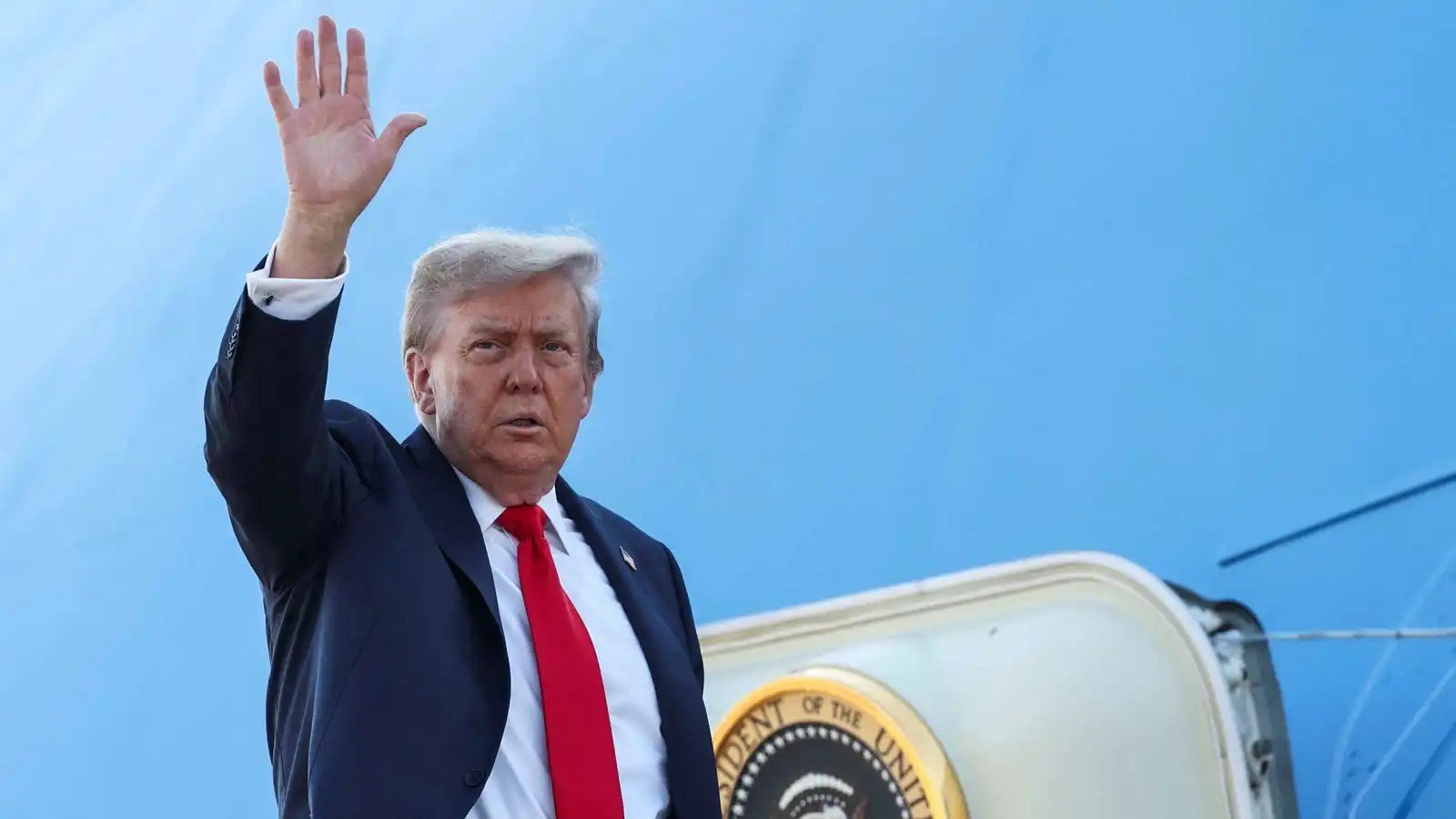 ترامب يتجه إلى ألاسكا للقاء بوتين برهانات كبيرة