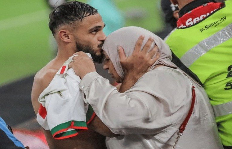 سفيان بوفال يكذب شائعة وفاة والدته ويدعو لاحترام حياته الخاصة