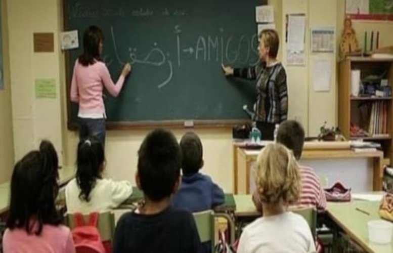 إسبانيا.. ضغوط اليمين المتطرف تدفع مورسيا لإلغاء تدريس العربية والثقافة المغربية في مدارسها