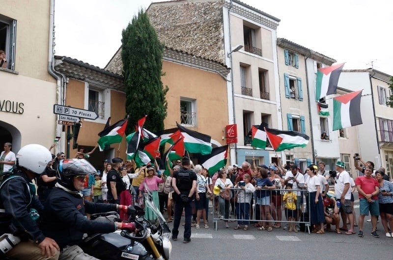 دعوات لرفع العلم الفل-سطيني على البلديات الفرنسية بالتزامن مع إعلان ماكرون الاعتراف بدولة فل-سطين