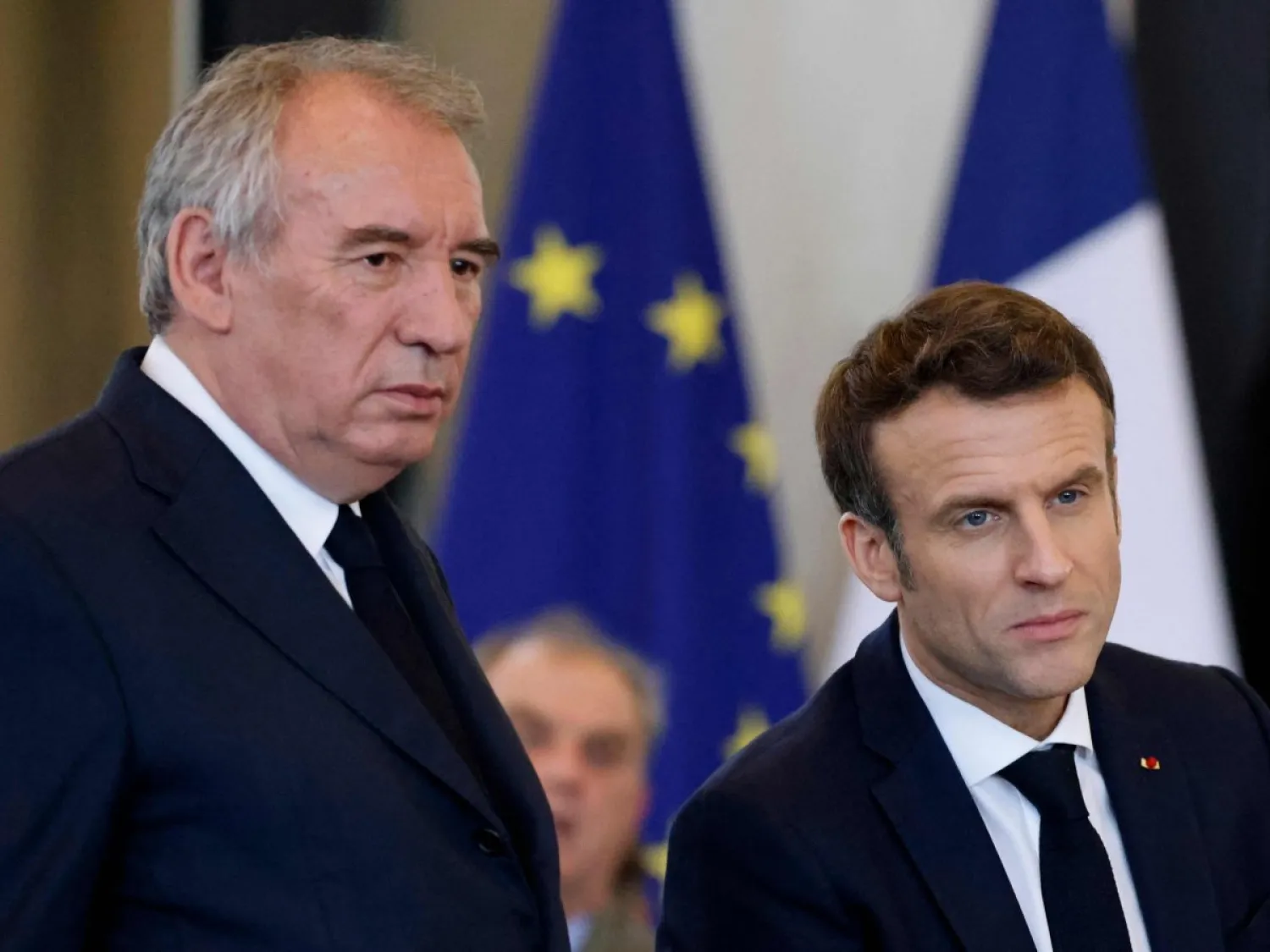 فرنسا في مأزق سياسي.. ماكرون يبحث عن خامس رئيس وزراء خلال عامين