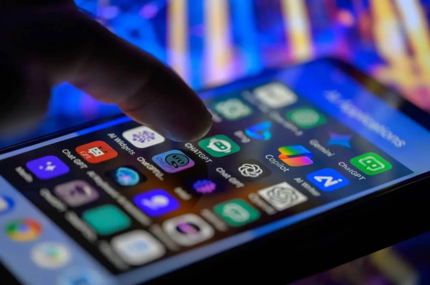 ماليزيا تتجه لحظر وسائل التواصل الاجتماعي لمن هم دون 16 عاما بدءا من 2026