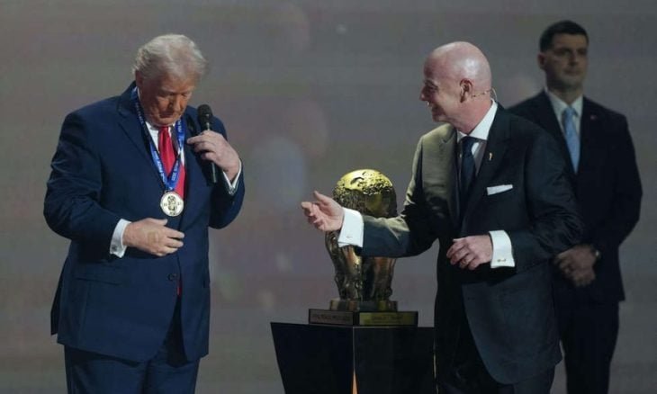 ترامب يتسلم أول جائزة سلام من فيفا خلال قرعة مونديال 2026