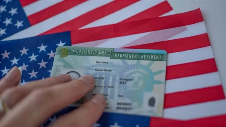 قرار صادم: ترامب يجمد برنامج “غرين كارد” لأسباب أمنية