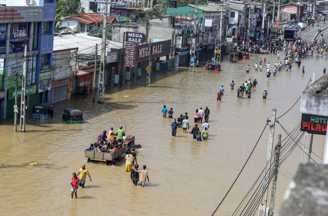 فيضانات إندونيسيا تودي بحياة أكثر من 800 شخص