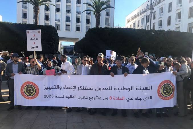 العدول يحتجون أمام البرلمان رفضًا لمشروع قانون “مُجحف” للتوثيق العدلي