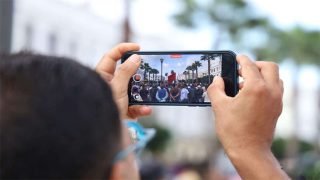 هل يستطيع الإعلام المغربي مناقشة الاحتقان الاجتماعي في ظل الرقابة الذاتية وضغط السوق؟