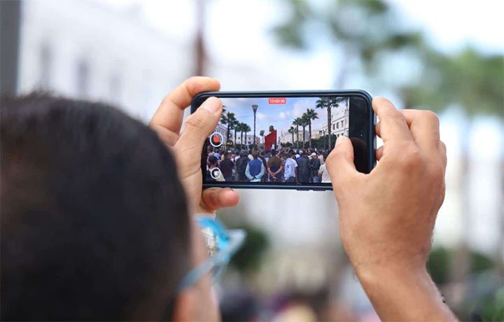 هل يستطيع الإعلام المغربي مناقشة الاحتقان الاجتماعي في ظل الرقابة الذاتية وضغط السوق؟