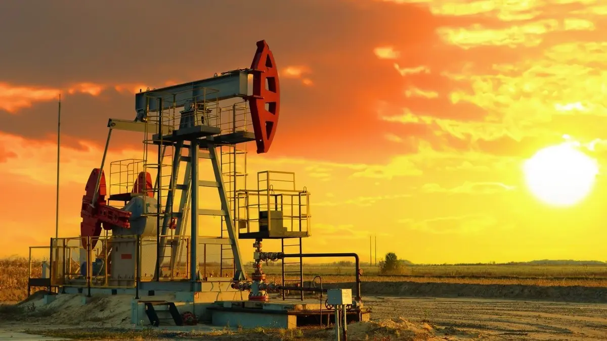 أسعارالنفط تتراجع بأكثر من 1% عند التسوية