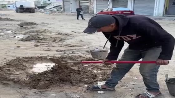 بالطين والأنقاض.. فلسطينيون يعيدون بناء منازلهم في ظل نقص حاد بمواد البناء