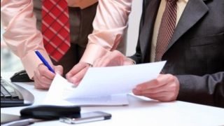 الأرجنتين تقرر تجميد الوظائف العمومية وتوسع إصلاح هيكلة الدولة