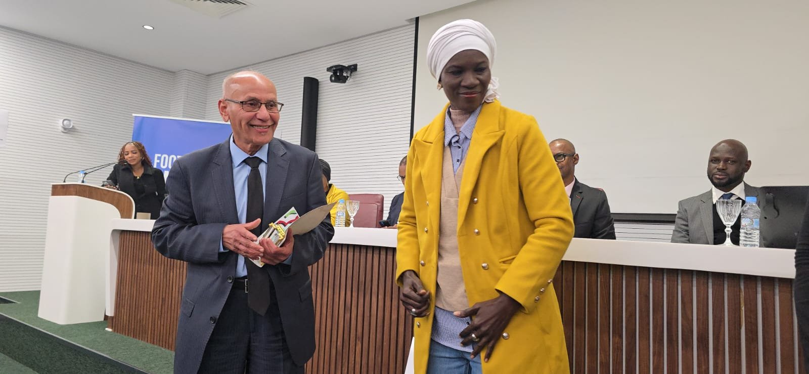 من خلف القضبان.. “العرجات 2” يعيش عرساً كروياً بنكهة إفريقية