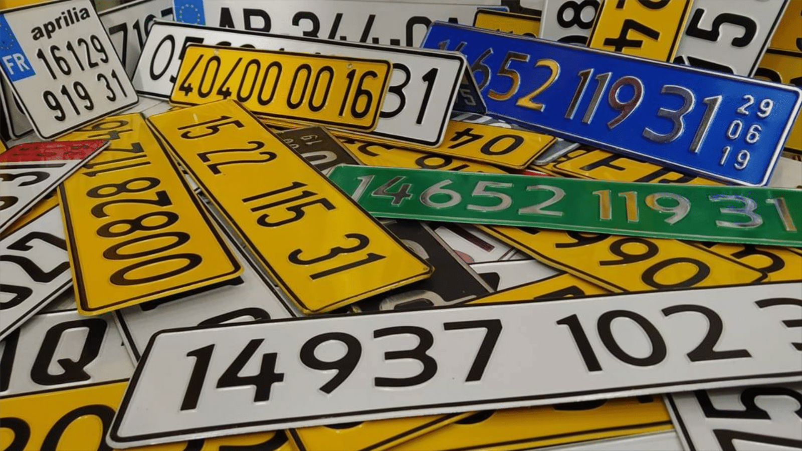 لوحات الترقيم تحت المجهر: لماذا تراجعت وزارة النقل عن قرار أثار الجدل؟