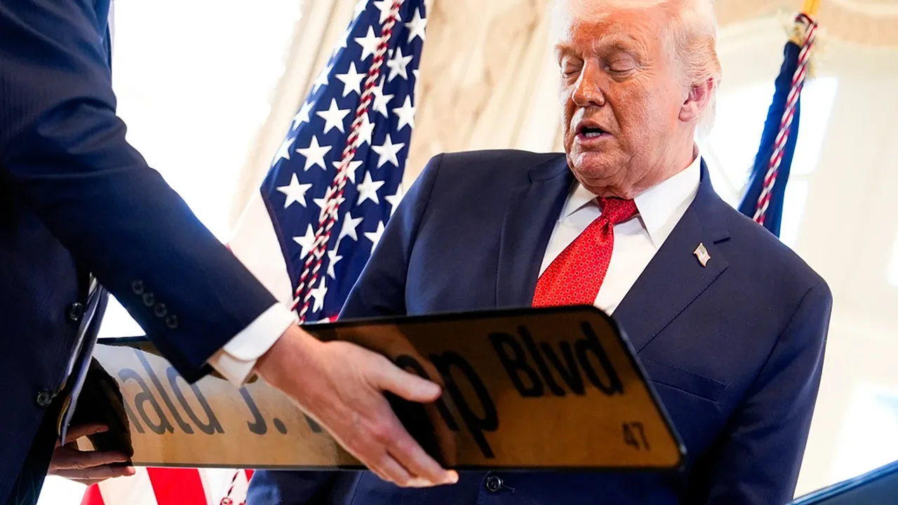 ترامب يشكك في التزامه بالسلام بعد رفض منحه نوبل