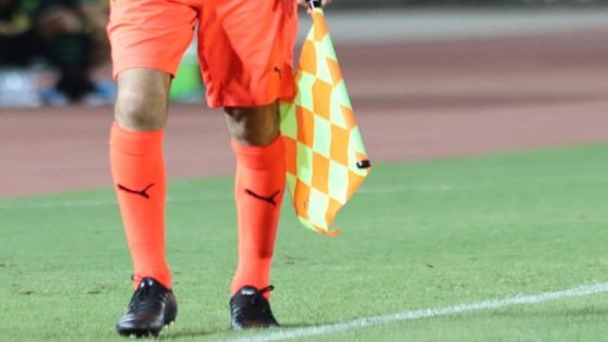 قرارات تحكيمية مثيرة في الجولة 13 تفجر غضب الشارع الكروي المغربي