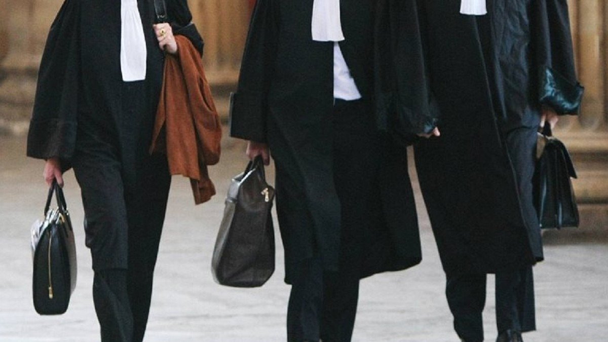 المحامون يعلّقون الإضراب ويستأنفون العمل بعد تجميد مشروع قانون المهنة