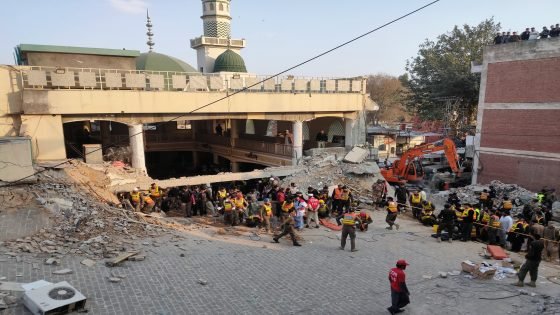 باكستان: تفجير انتحاري يستهدف مسجدا شيعيا في إسلام أباد ويوقع 31 قتيلا و170 جريحا