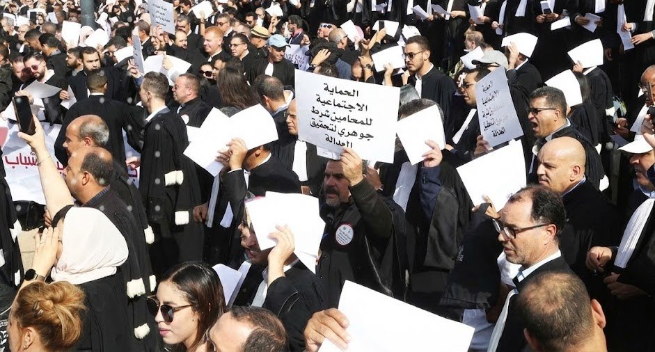محامو المغرب يزلزلون قلب الرباط: غضب أصحاب البذلات السواء يطوق البرلمان ويربك الحكومة
