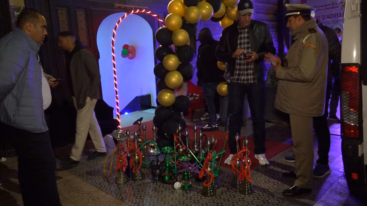 حملة على مقاهي النرجيلة في رمضان: صراع بين القانون والربح السريع