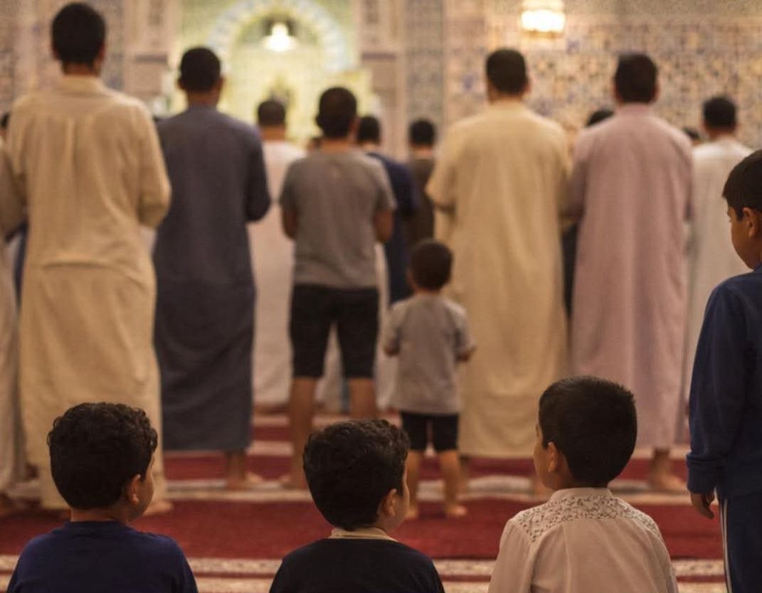 بين براءة الأطفال وخشوع المصلين: هل تحولت “تراويح الصغار” من تربية إيمانية إلى مصدر تشويش داخل المساجد؟