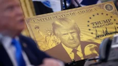 الدولار يحمل بصمة ترامب.. بين الاحتفاء التاريخي وشبهة مخالفة القانون