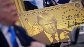الدولار يحمل بصمة ترامب.. بين الاحتفاء التاريخي وشبهة مخالفة القانون