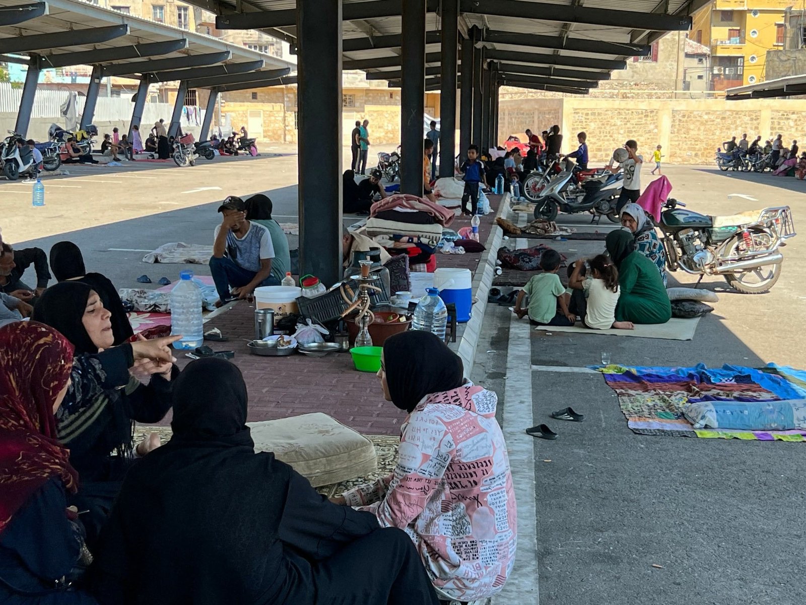 القصف الإسرائيلي يدفع مئات الآلاف للنزوح في لبنان ومراكز الإيواء تحت الضغط