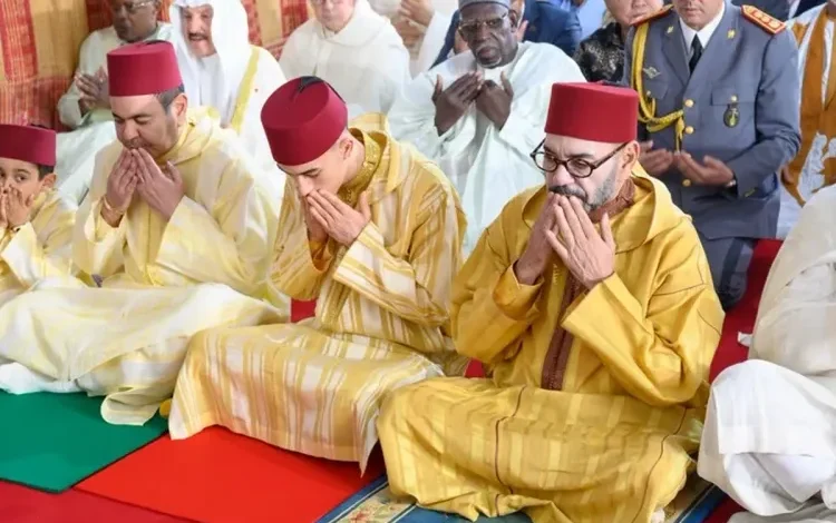 أمير المؤمنين يحيي شعائر عيد الفطر بالرباط ويتلقى تهاني المسؤولين والدبلوماسيين