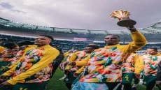 السنغال تتجاهل العقوبات وتستعرض كأس إفريقيا رغم سحب اللقب