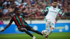 الجيش الملكي ينتصر في الكلاسيكو ويقترب من القمة