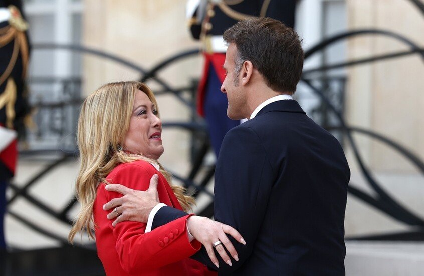 بين العفوية وتجاوز البروتوكول.. ماكرون يربك ميلوني في قمة دولية