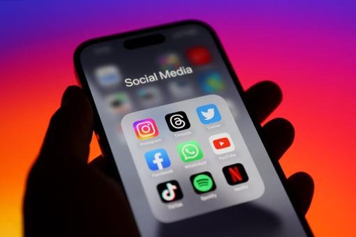 اليونان تتجه لحظر “السوشيال ميديا” على القاصرين.. مخاوف متصاعدة من الإدمان الرقمي