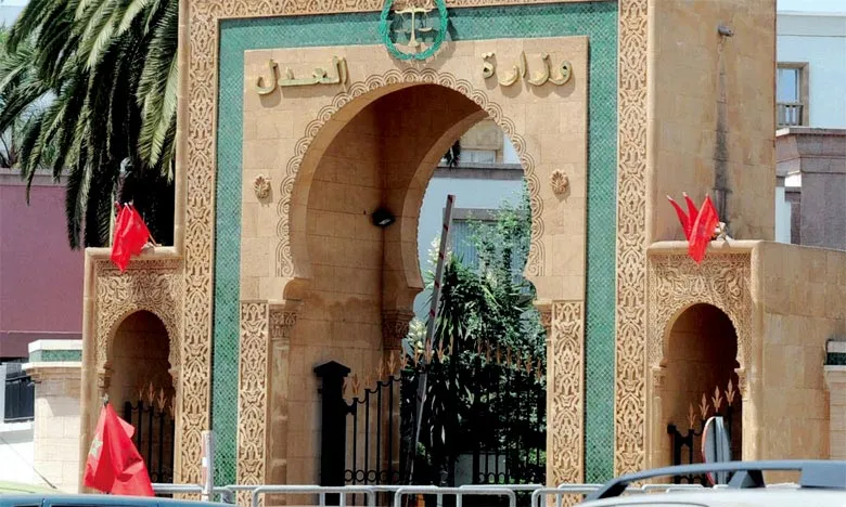 وزارة العدل تحذر من موقع وهمي يروج لإعفاءات مزيفة من غرامات السير