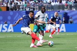 فرنسا تستهل مشوارها المونديالي بفوز مثير على السنغال