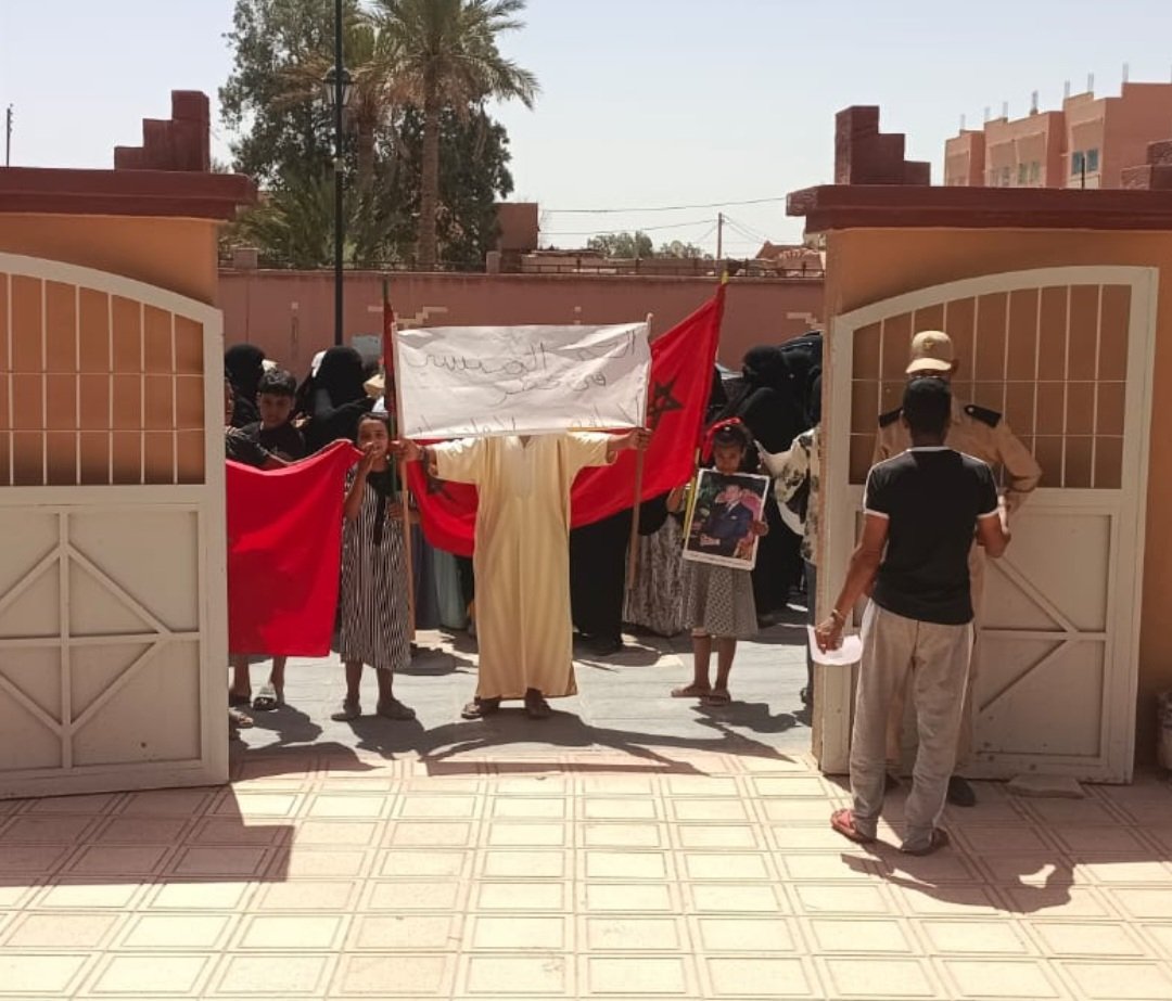 لليوم الثاني.. نساء فم الحمر بجماعة عرب الصباح بارفود  يواصلن الاحتجاج