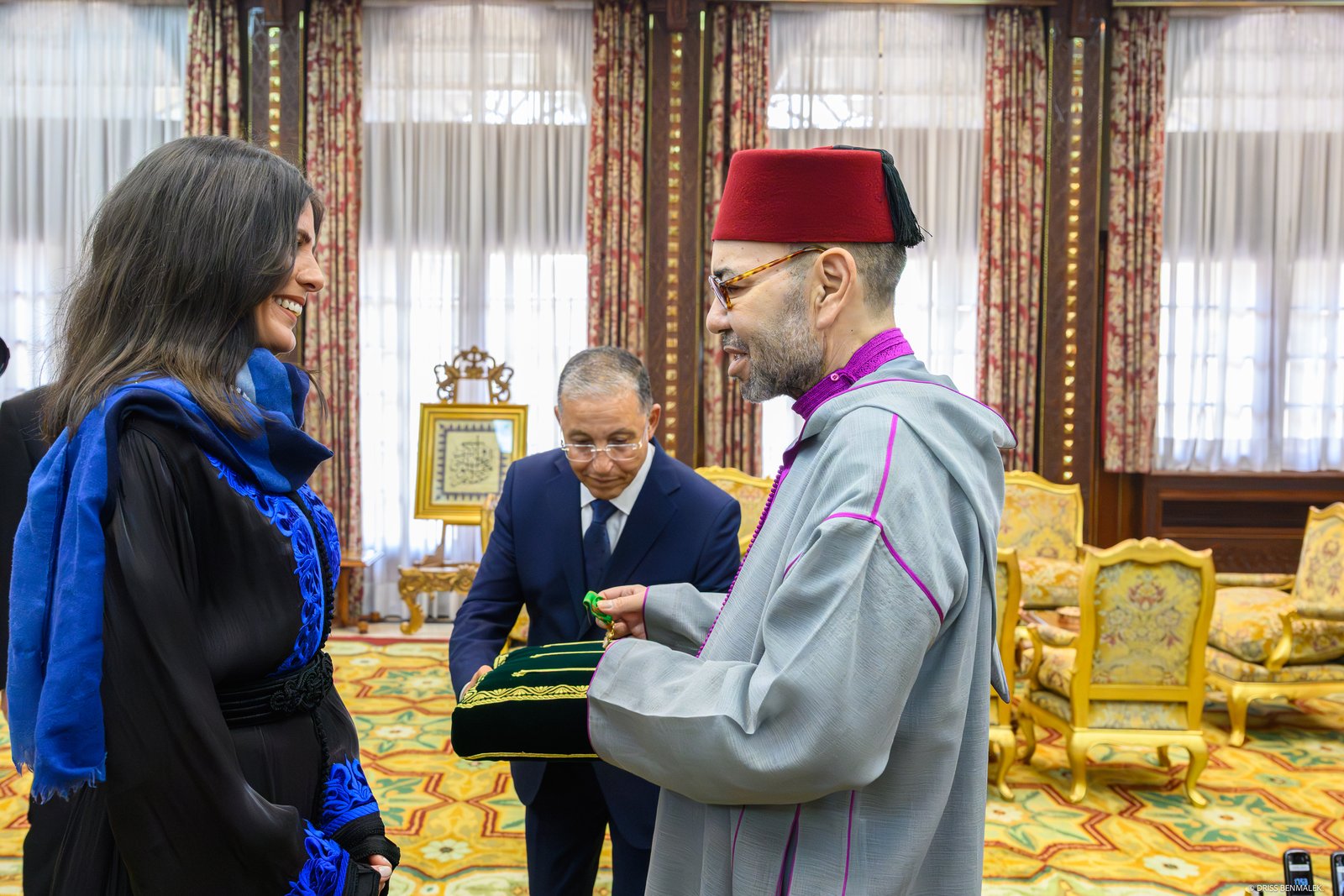 تكريم ملكي لإنجاز عالمي.. الملك محمد السادس يوشح المتسلقة نوال صفنضلة بوسام المكافأة الوطنية