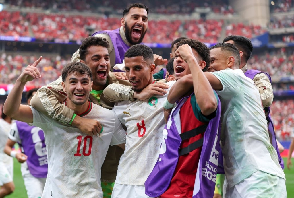 المغرب يهزم كندا بثلاثية ويبلغ ربع نهائي كأس العالم