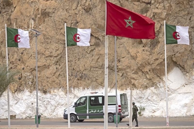الجزائر تسلم 24 مغربيا محتجزا وجثة مواطن عبر معبر زوج بغال
