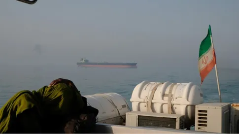 طهران تتمسك بمضيق هرمز وتغلق باب استئناف المحادثات مع أمريكا